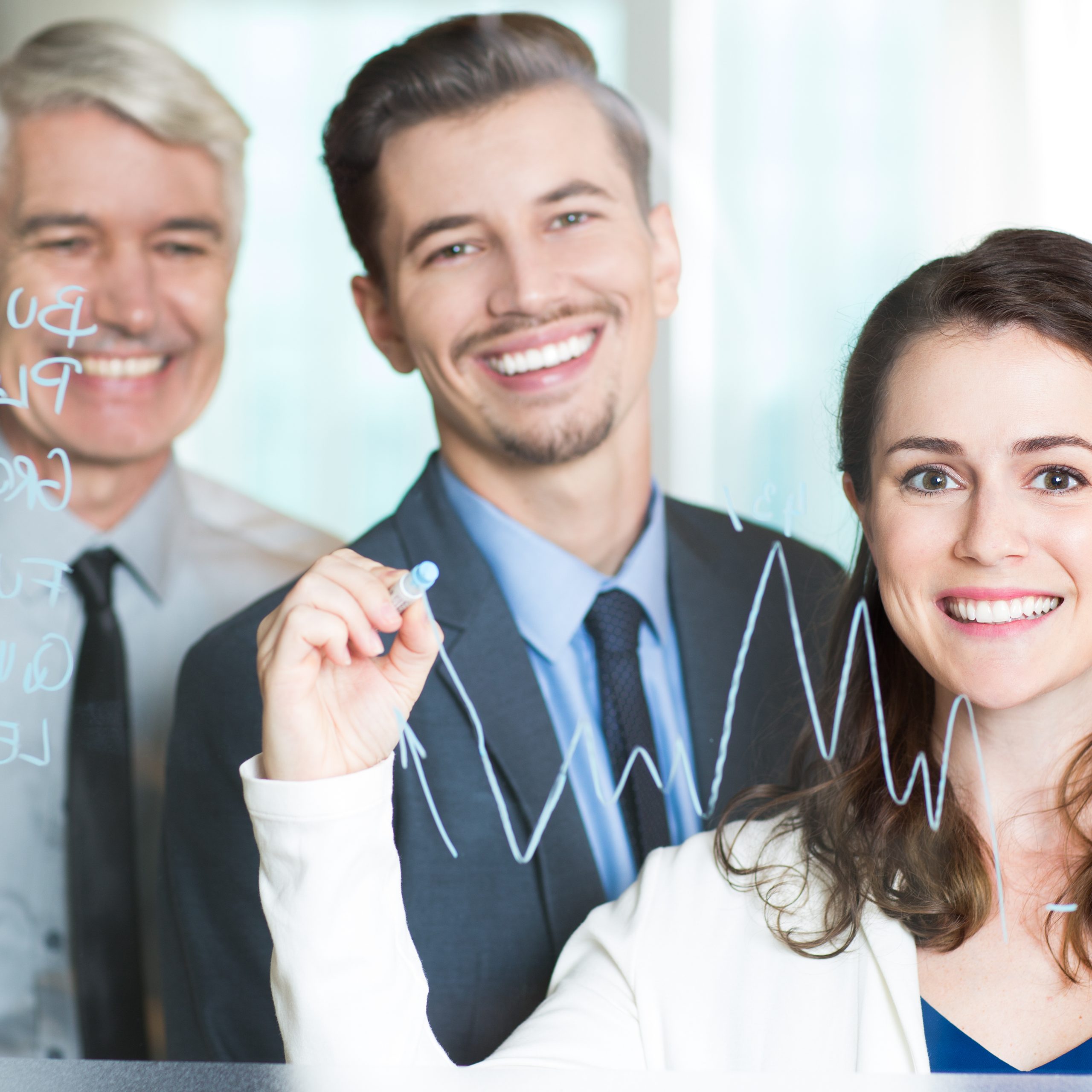 Three Smiling Business People Drawing Graph Sobre Nosotros
